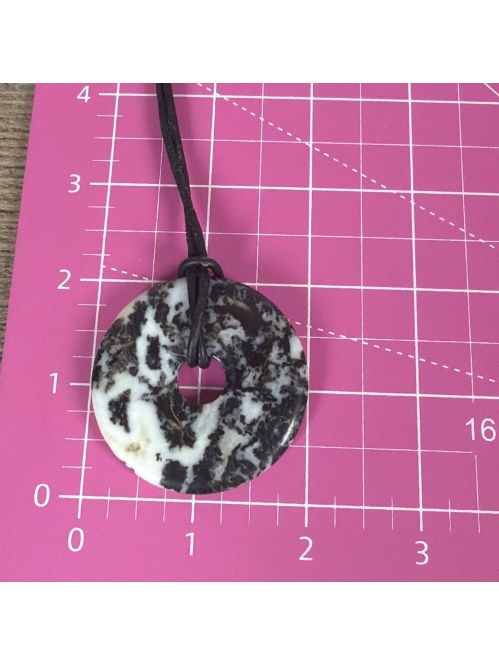 VTG 90s Snowflake Obsidian 2" Donut Pendant Santa Fe Cord Statement Necklace - Picture 6 of 8